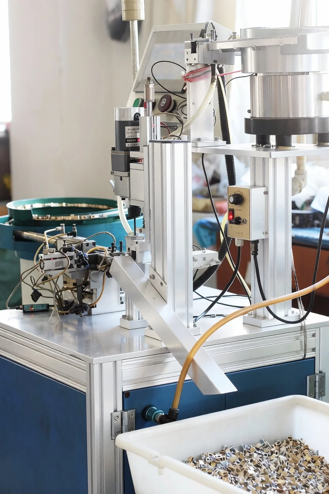 Automated assembly machine feeding contact parts onto a tray